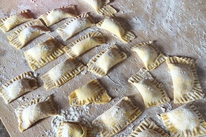 Hands-On Cooking Class in an Exclusive Kitchen in Cortona - The setting question: town kitchen or country home