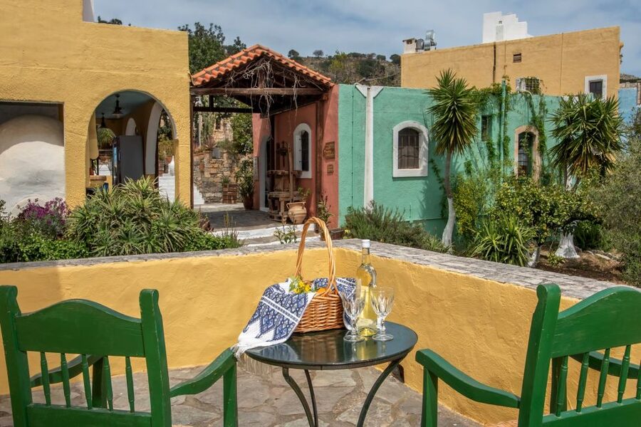 Heraklion: Cretan Cooking Lesson with Lunch in Arolithos - Key points to know before booking