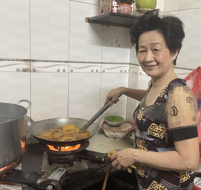 Ho Chi Minh: Local Cooking Class At Auntie's Home - Riding through Saigon traffic