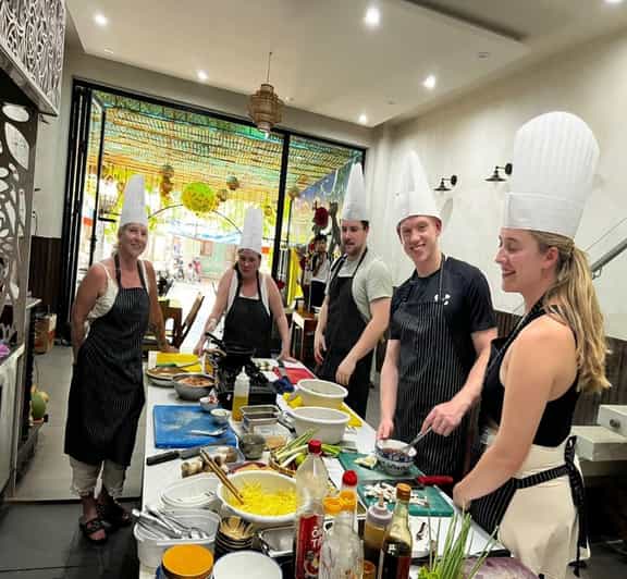 Hoi An Authentic Cooking Class with Pro Chef in Small group - Sweet and sour sauce, the quick lesson with a big payoff