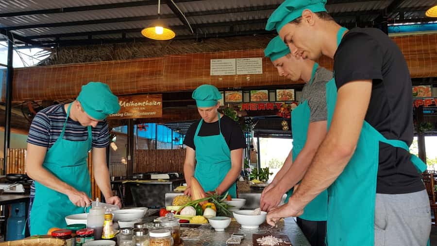 Hoi An Cooking Class With Market and Bamboo Basket Boat Tour - How private groups change the experience