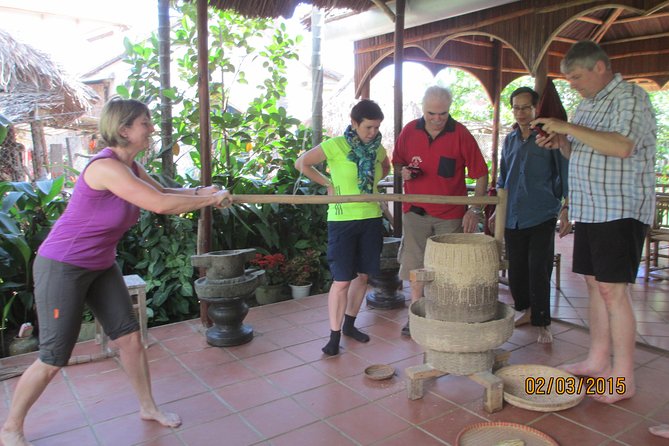 Hoi An countryside biking - Basket Boat - Vegetable village - Local home Cooking - Working the soil at Tra Que village