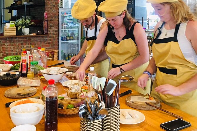Hoi An Local Market and Vegetable Village Cooking Class - The guides and what to confirm
