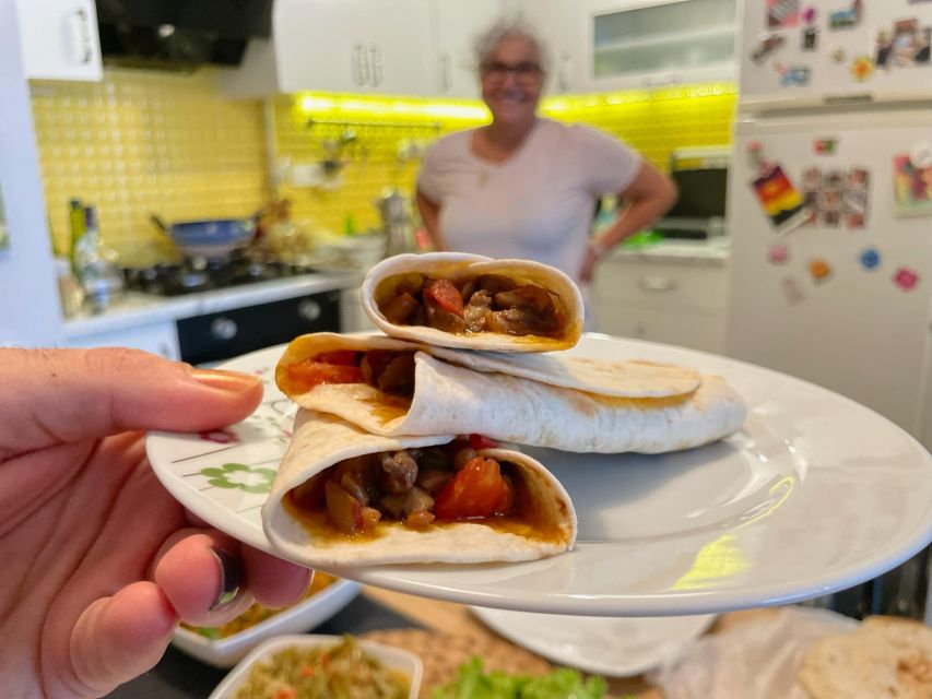 Istanbul: Vegan/Vegetarian Cooking Class with Locals at Home - What the small group changes