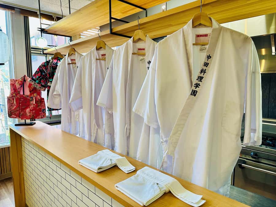 Kanazawa: Authentic Japanese Cooking and Sushi-Making Lesson - Cooking Kanazawa-style jibuni