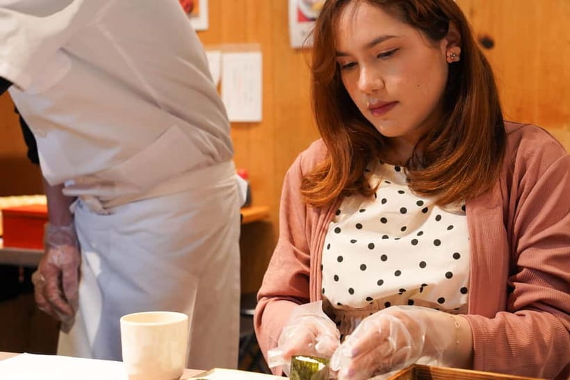 Kanazawa: Sushi Making Experience at Oumicho Market - Rolling One Sushi Roll