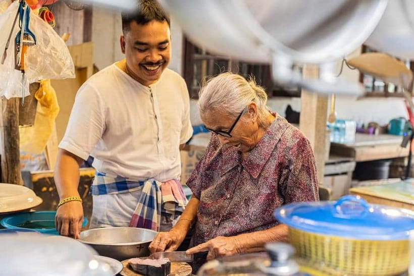 Koh Samui: Thai Cooking Class with Samui Local Family - Choosing four dishes from the weekly menu