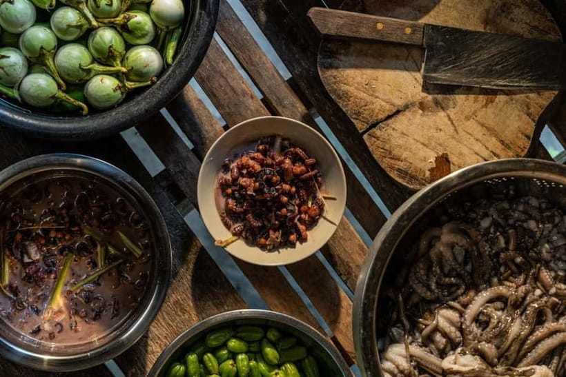 Koh Samui: Thai Cooking Class with Samui Local Family - Moving into the open-air kitchen