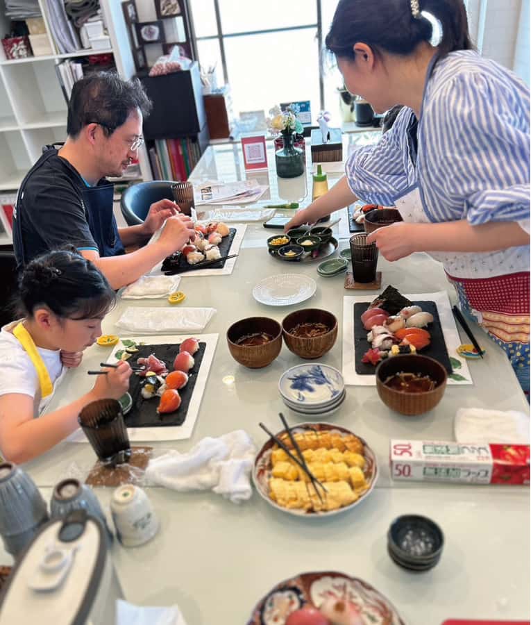 Kyoto: Learn Sushi at cooking studio with 20 years history - Choosing between nigiri and chirashi sushi