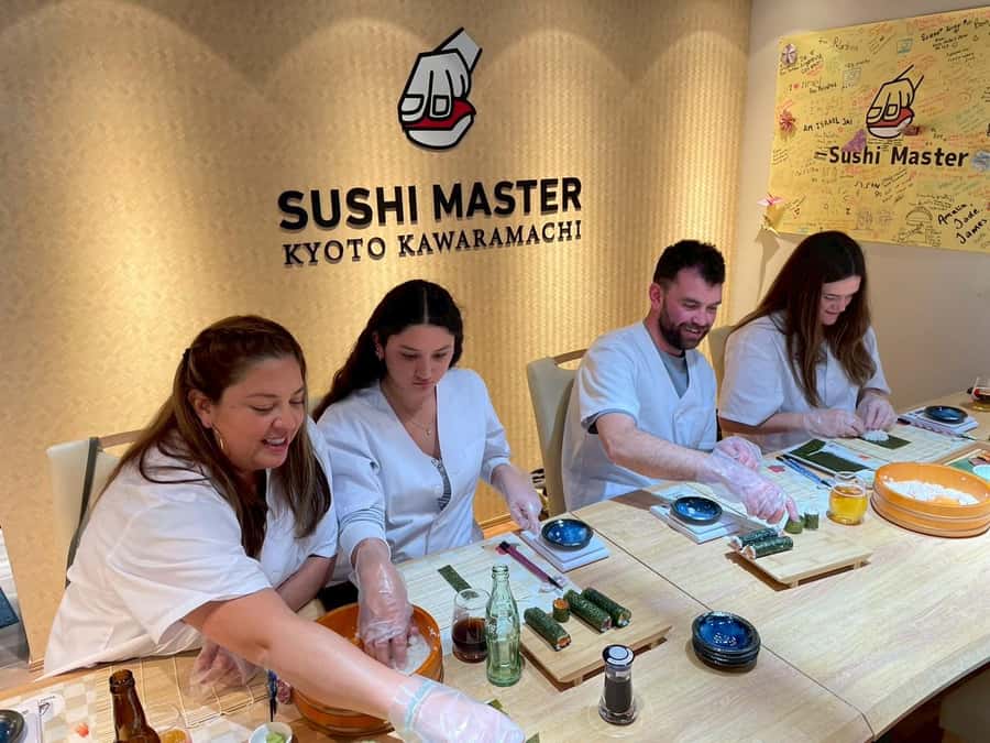 Kyoto: Sushi Making Experience in Kawaramachi - Choosing between nigiri and temari sushi