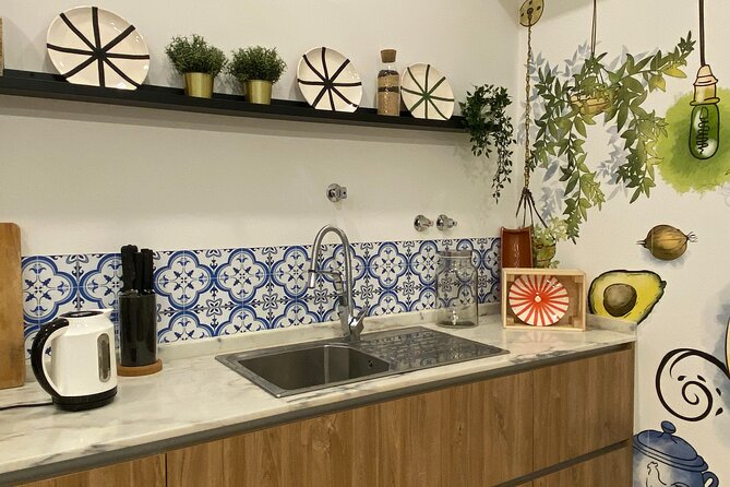 Lisbon Portuguese Cooking Class with 3-Course Dinner - Starting with Portuguese tastes and drinks