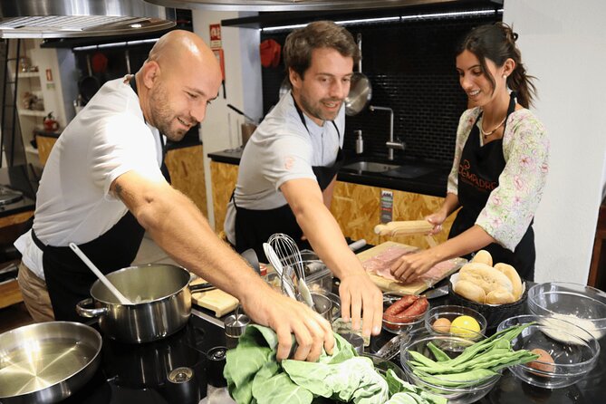 Lisbon: Portuguese street food cooking class with Drinks - How the shared cooking format works