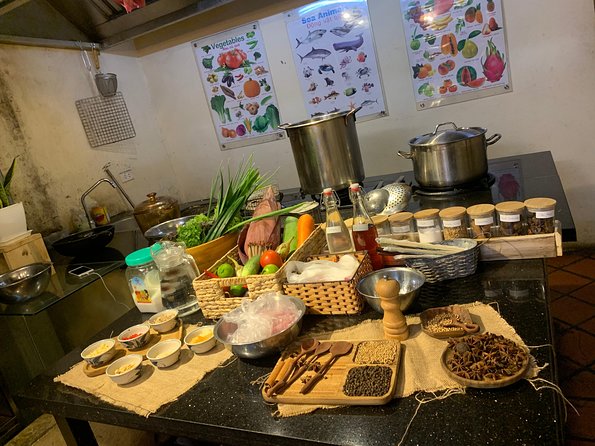 Local Market Tour and Private Cooking Class - Choosing between bun cha, pho, and vegetarian dishes