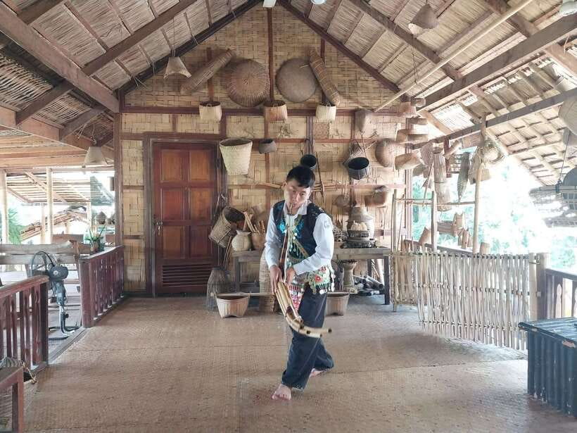 Luang Prabang: Bamboo Weaving Workshop & Cooking Class - Eating in a traditional bamboo house