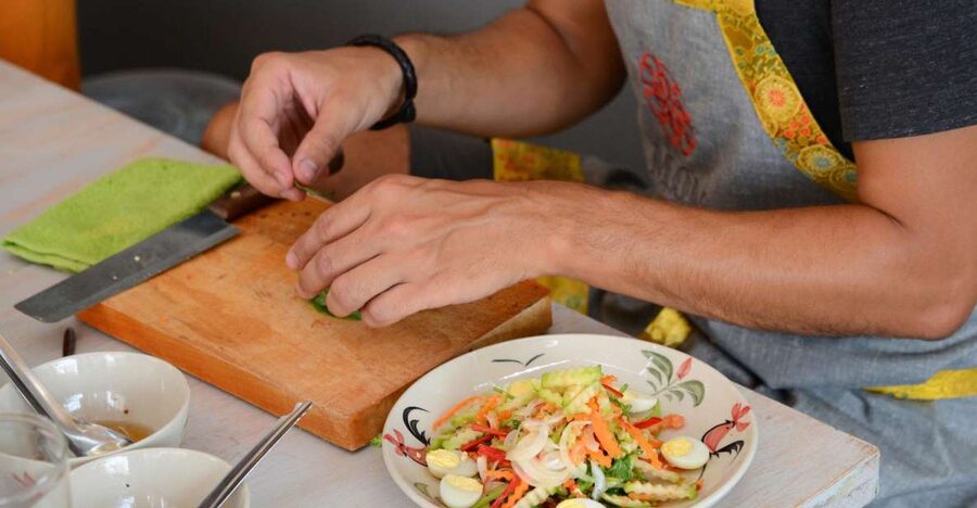 M.O.M COOKING CLASS - Starting at the local market