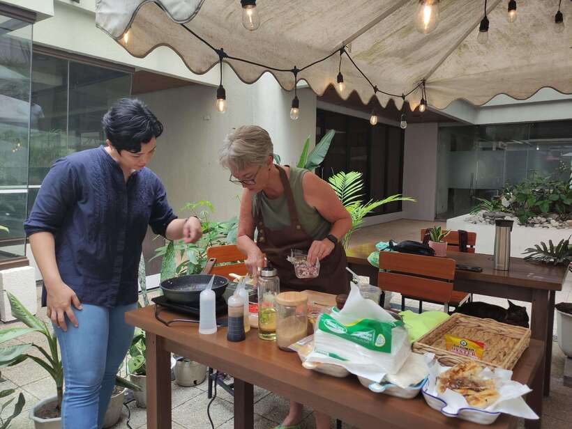 Makati: Hands on Manila Cooking Class - Pancit, lumpia, and turon from start to finish