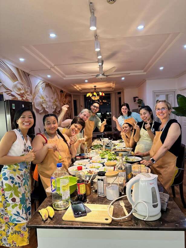 Mama Lan's Home Cooking Class with 30+ Years of Experience - Meeting Mama Lan at Lucky Palace