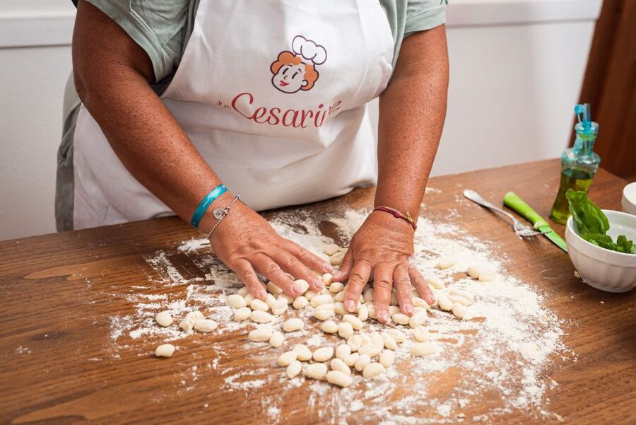 Messina: Pasta & Tiramisu Cooking Class at a Local's Home - Prosecco and snacks before the flour