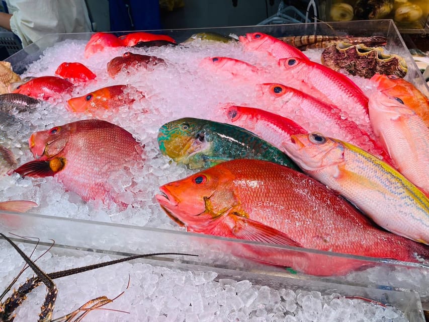 Naha Makishi Public Market : Sushi making experience - Eating eight pieces with the group