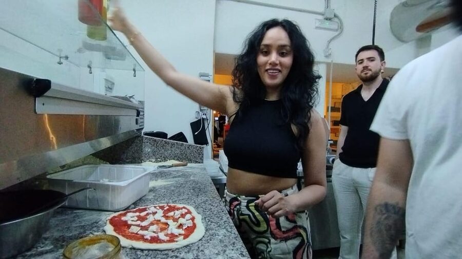 Naples: Pizza Making Class with Neapolitan Chef and drink - Baking and eating your own pizza