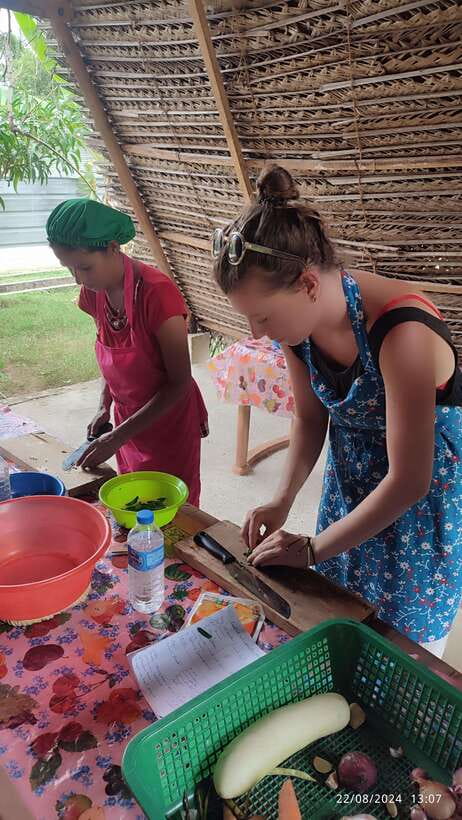 Nilaveli: Sri Lankan Cooking Class with a Local Family - The wood stove changes the pace