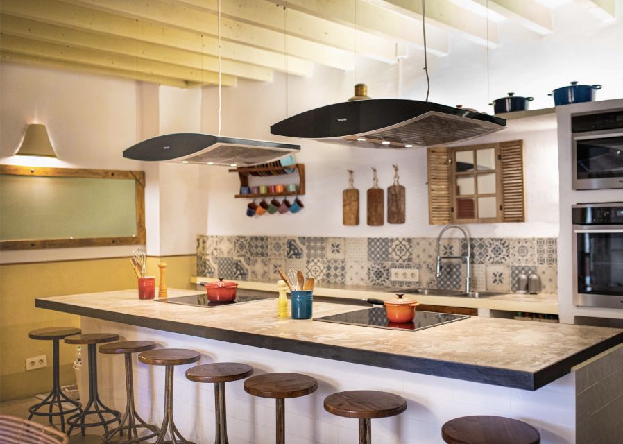 Palma de Mallorca: Spanish Cooking Experience - The shared table is part of the lesson