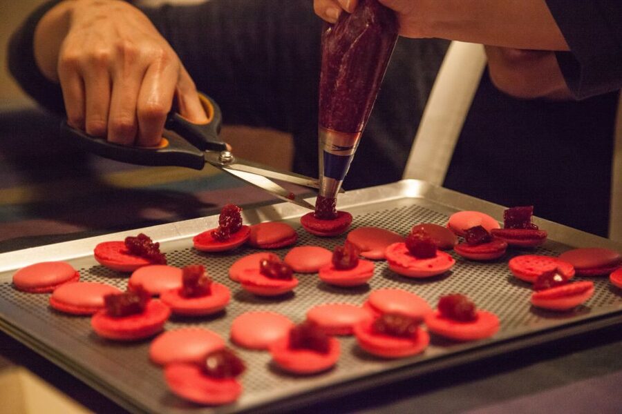 Paris: French Macarons Baking Class with a Parisian Chef - Why the apartment setting matters