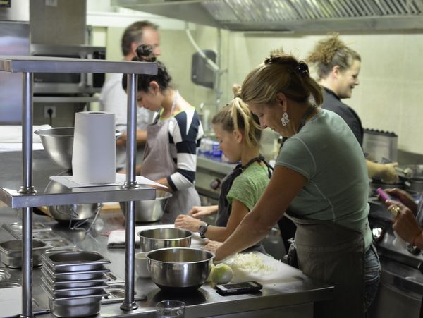 Paris: Full-Day Cooking Class, Market Tour and Lunch - Starting with croissants at Le Foodist