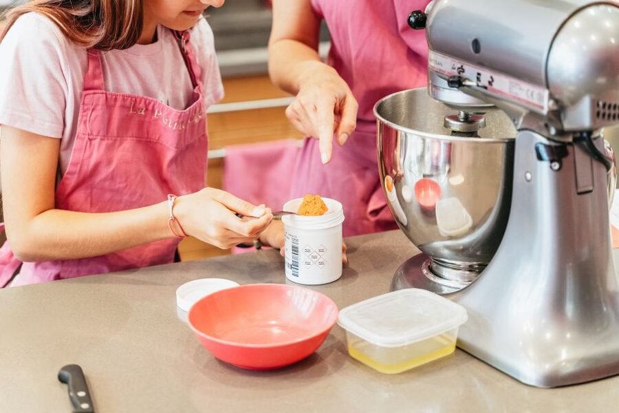 Paris: Macarons Cooking Class with Pâtisserie Chef Noémie - Who should book this class?