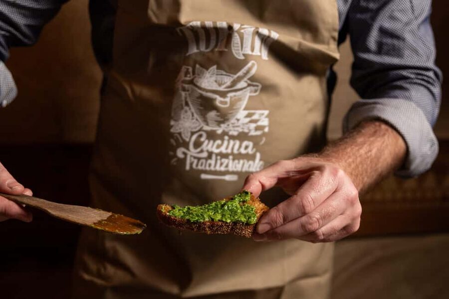 Pesto cooking classes - Trattoria Turin Sestri Levante - Experiences - What happens during the pesto preparation