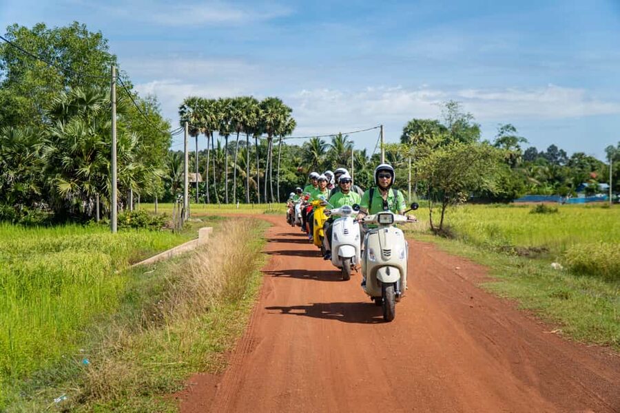 Phnom Penh Evening Food Tour -On Promotion Price limit Offer - Royal Palace and Independence Monument keep the city in view