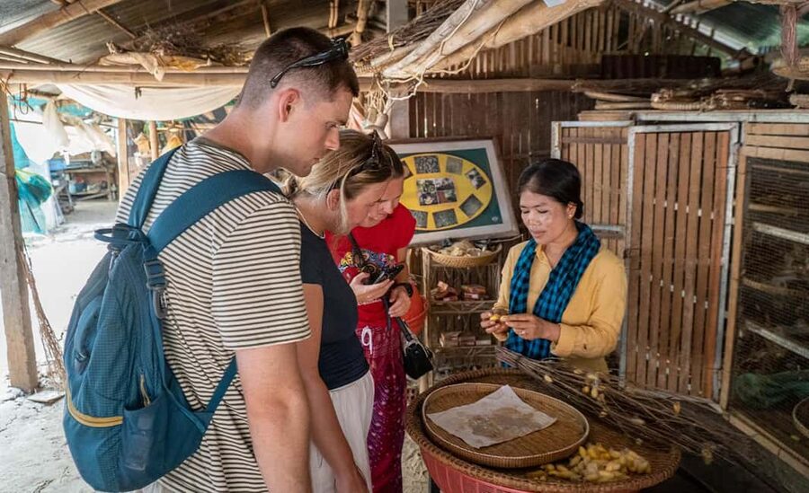 Phnom Penh: Walking Tour, Food Tour & Sunset Cruise - The Royal Palace and Wat Ounalom