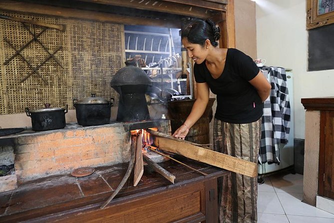 PRIVATE Balinese Cooking Class in Ubud with Dewa with Transfers - Entering the family compound