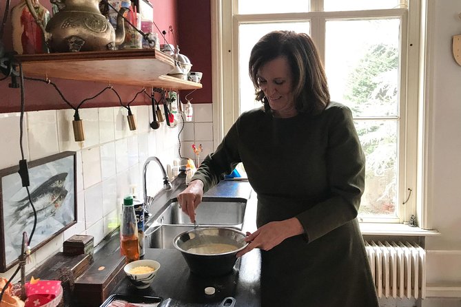 Private Dutch Pancake Cooking Class in an Amsterdam Canal Home - Conversation with Fusina