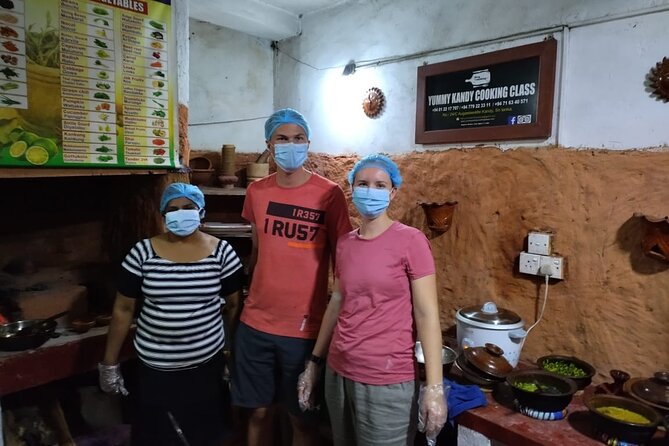 Private Traditional Sri Lankan Cooking Class in Kandy with Hotel Transfers - Starting with Sri Lankan Spices and Tea