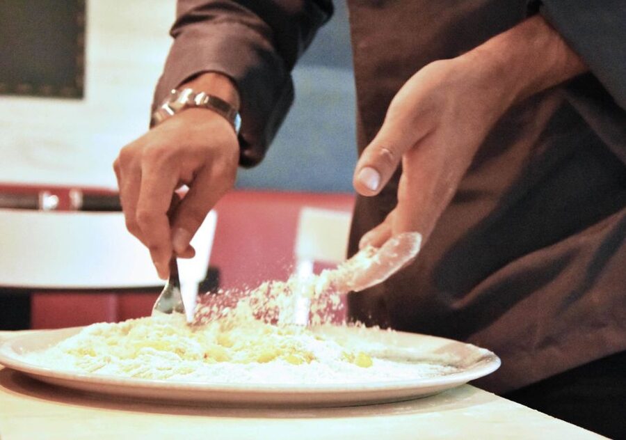 Rome: Pasta, Ravioli, and Tiramisu Cooking Class with Wine - How much personal attention should you expect?