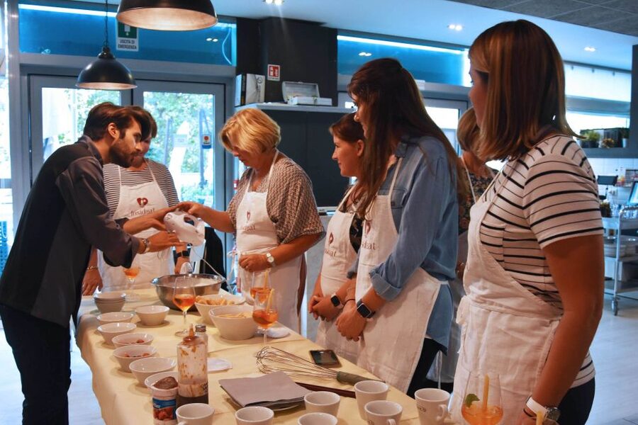 Rome: Pasta, Ravioli, and Tiramisu Cooking Class with Wine - Building tiramisu layer by layer