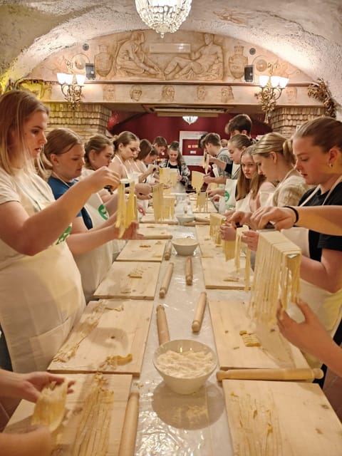 Rome: Pasta & Tiramisu Cooking Class near the Spanish Steps - Finding Trattoria Amici near the Spanish Steps