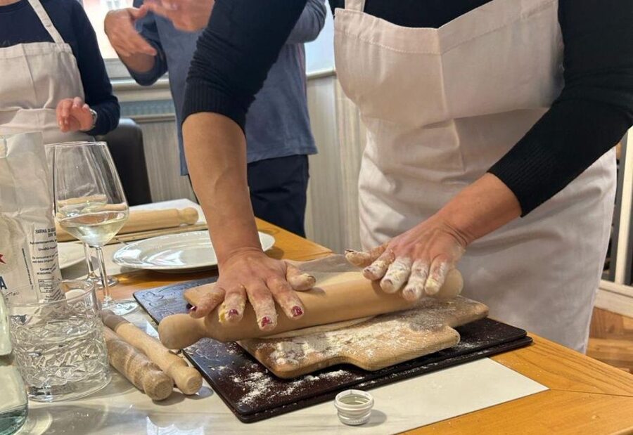 Rome: Small Group Pasta cooking class near Piazza Navona - Starting with prosciutto, cheese, and prosecco