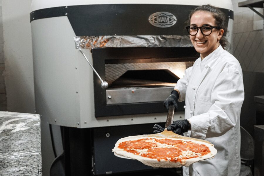 Rome: Traditional Pizza Cooking Class near Piazza Navona - Why the small group matters