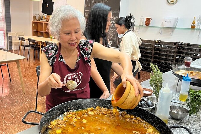 Seafood paella cooking class, tapas and visit to Ruzafa market. - Cooking seafood paella with the chefs