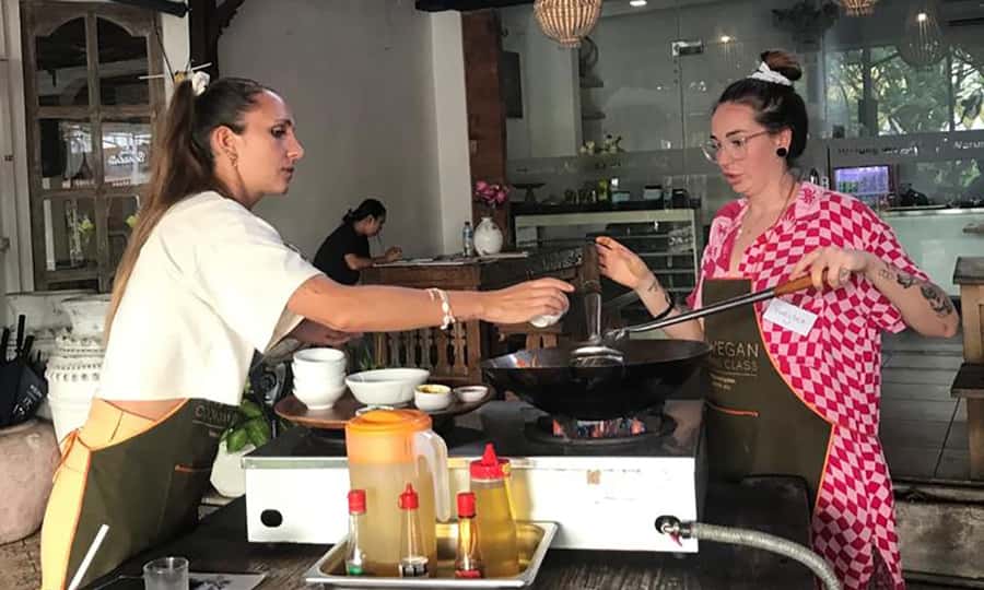 Seminyak: Vegetarian Cooking Class - From market basket to cooking bench