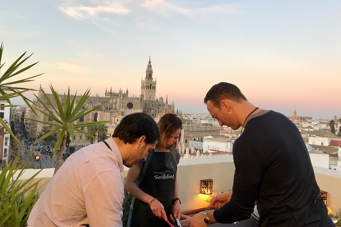 Sevilla: Rooftop Paella Cooking Class & 30-minute expert Q&A - The Rooftop View and the Changing Light