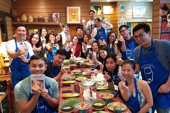 Sompong Thai Cooking School in Bangkok - Preparing curry paste from scratch