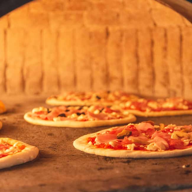 Sorrento: Pizza Making Course - Putting on the apron and meeting the pizzaiolo