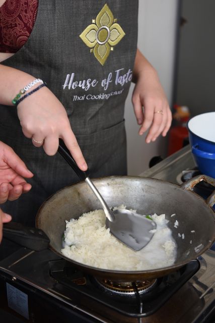 Sukhumvit: Hands-on Thai Cooking Class & Market Tour in BKK - What the instructors do well