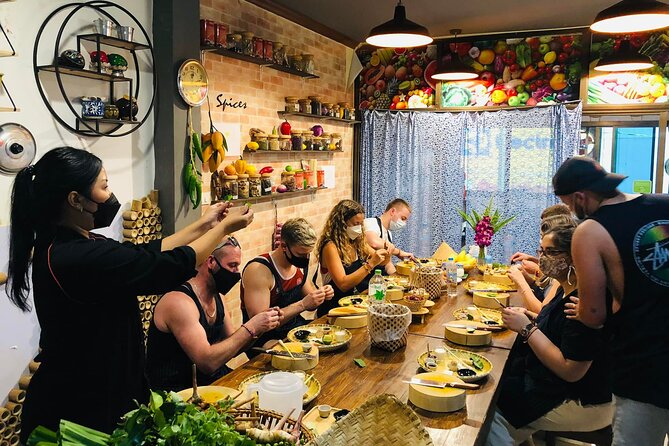 Thai cooking class experience in Bangkok with Tingly Thai cooking school - Teachers who keep the class moving