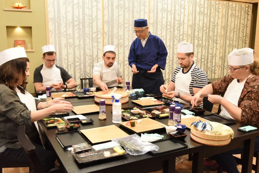 Tokyo: Tsukiji Market Guided Tour & Sushi-Making Experience - Learning three kinds of sushi