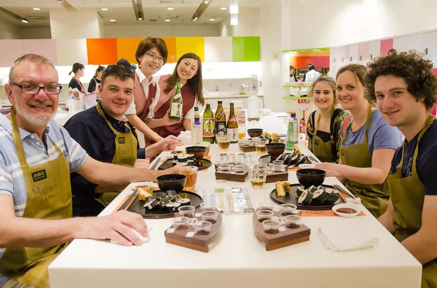 Tokyo: Tsukiji Market Walking Tour & Sushi Cooking Class - The cooking class puts the market visit to work