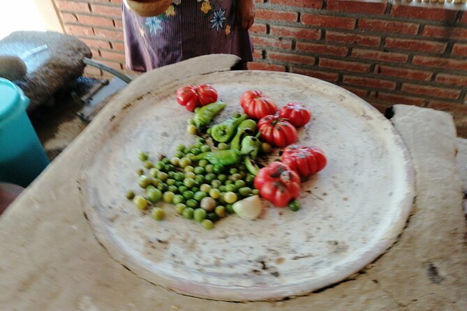 Traditional Cooking Class with Minerva Lopez - Traditional tools and real participation